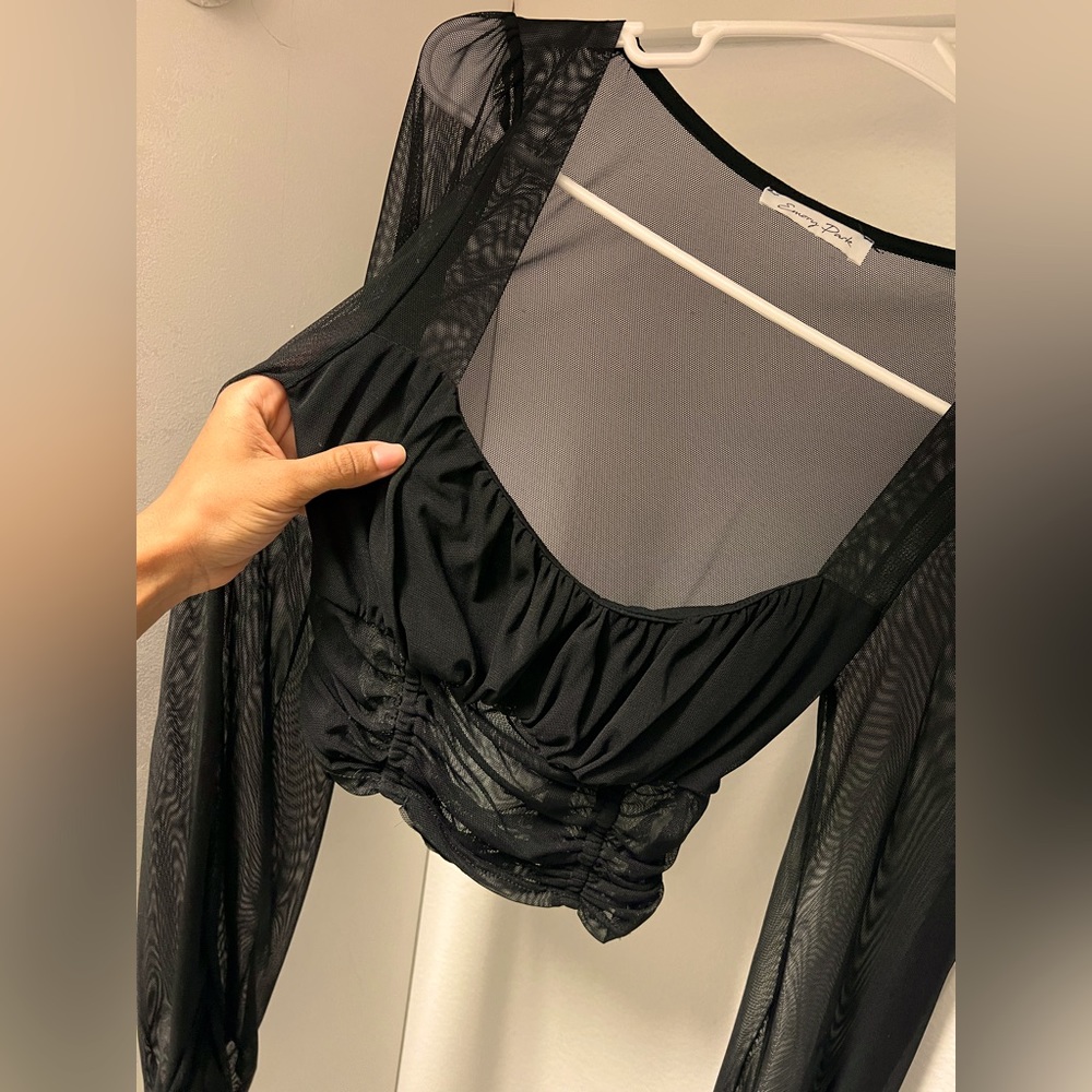 Black long sleeve crop top